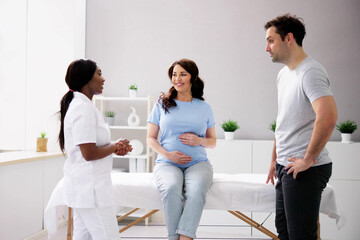 Obraz premium Couple IVF Fertility And Medical Doctor Checkup