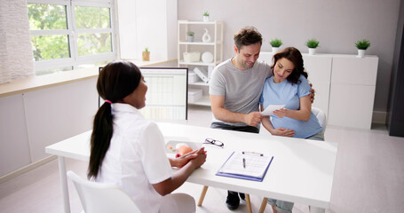 Obraz premium Female Doctor Explaining Ultrasound Scan To Woman