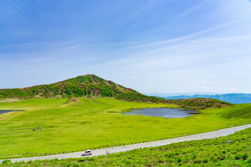 Fototapeta premium 【熊本県】阿蘇 草千里ヶ浜の雄大なパノラマ風景