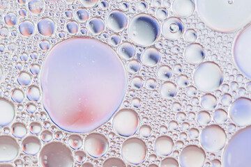 Arrière plan abstrait bulles - Huile dans de l'eau sur un fond flou multicolore