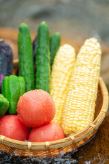 清流とザルに入れた夏野菜