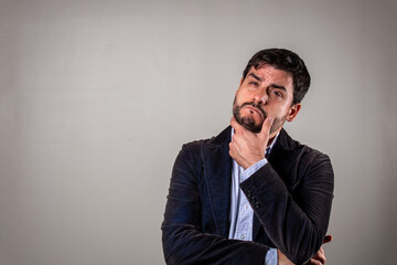 Hombre elegante dudando y pensando