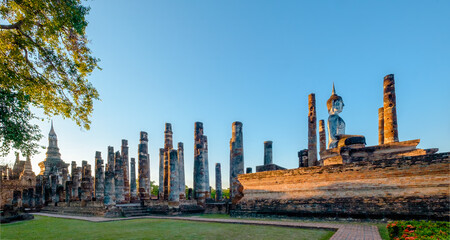Obraz premium Sunset at Wat Mahathat temple in Sukhothai historical park, Sukhothai Thailand. A UNESCO or World Heritage Site. Travel concept.