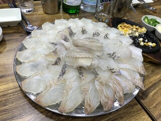 韓国の食堂で提供される白身魚・ソイの刺身
