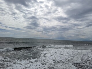 Fototapeta premium waves in sea on a cloudy day