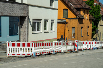 Straßenbaustelle mit Absperrungen