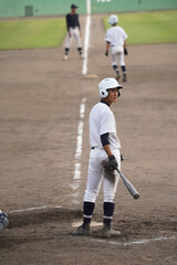 バッターボックスでサインを見る左打者