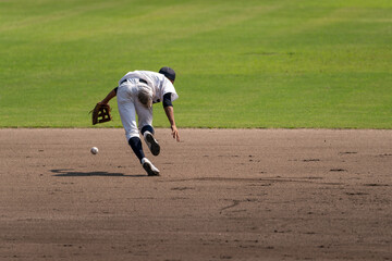 内野ゴロを弾く内野手