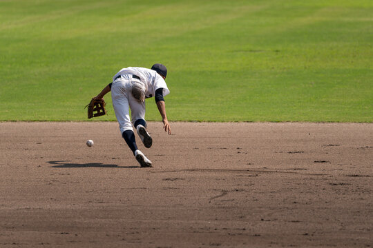 内野ゴロを弾く内野手