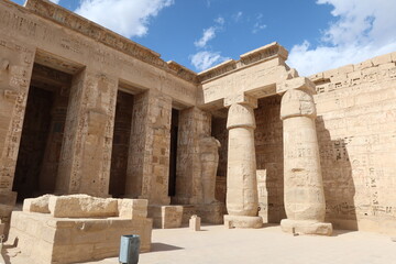 Obraz premium Inscriptions on the columns of the mortuary temple of Medinet Habu in Luxor in Egypt