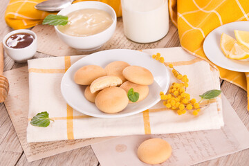 Cookies with lemon cream filling - 611722924