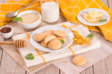 Cookies with lemon cream filling - 611722965