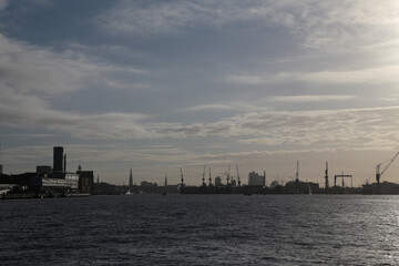 Naklejka premium Hafen Hamburg bei sonnenaufgang mit blick auf die Elbe