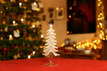 Weinachtsbaum-Tischdekoration aus Glas vor weihnachtlich geschmücktem Raum