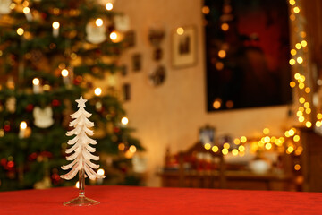 Festliche Weihnachtsimpression mit gläserner Weinachtsbaum-Tischdekoration