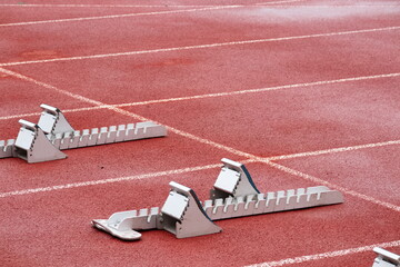 Synthetic running track for sporting events with starting blocks