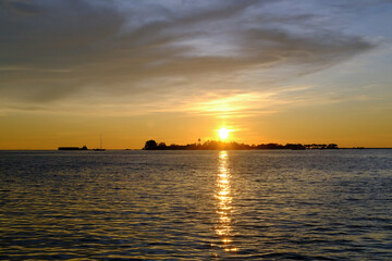 Obraz premium sunset view from the pier in makassar city, sunset at the sea, sunset over the sea, sunset in the sea