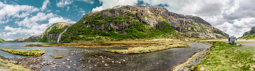 Camper an einem Fluss mit Wasserfall in Norwegen