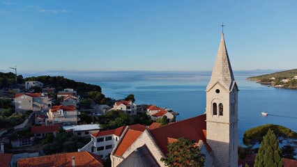 Kościół na tle morza, Chorwacja, Wyspa Brac, poranek, mgła