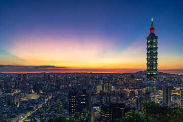 Obraz premium Sunset of Taipei city, with beautiful sky colors. Cityscape, urban.