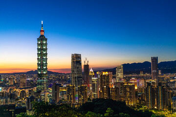 Naklejka premium Sunset of Taipei city, with beautiful sky colors. Cityscape, urban.