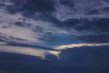 Obraz premium Summer evening sky in the picturesque clouds, lit by the rays of the setting sun.