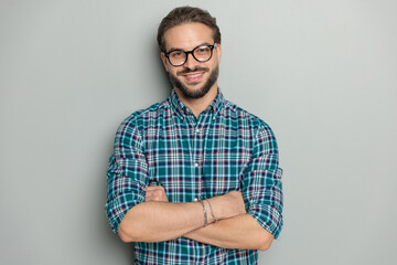 happy nerd man with glasses crossing arms and smiling - obrazy, fototapety, plakaty