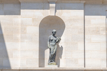 statue en devanture d'un monument français à Paris