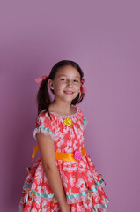 garotinha sorridente vestida de festa junina com express&atilde;o de felicidade 