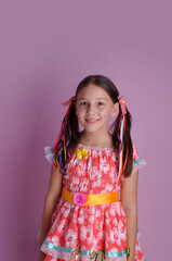 garotinha sorridente vestida de festa junina com expressão de felicidade 