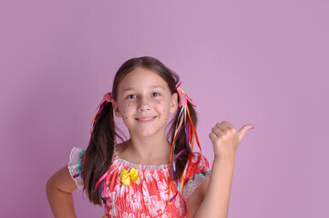 garotinha sorridente vestida de festa junina com expressão de felicidade 