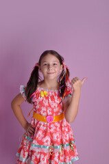 garotinha sorridente vestida de festa junina com expressão de felicidade 