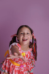 criança cômica engraçada sorrindo 