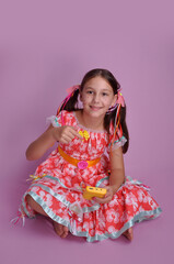 criança feliz jogando com video game 