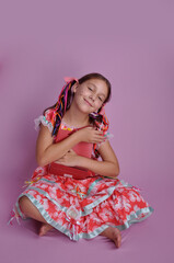 Obraz na płótnie Canvas criança sorridente com bolsa de compras, menina com vestido de festa junina, festa de são joão