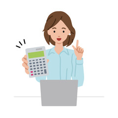 座ってデスクでノートPCを開いて電卓を持ってこちらに向けて見せているブラウスの女性