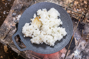 キャンプでごはん　Stir-fried food using rice at camp