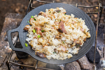 キャンプでごはん　Stir-fried food using rice at camp