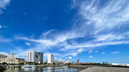 美しい横浜みなとみらいの街並みと初夏の雄大な空