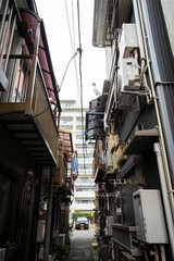 下町の路地裏、密集住宅の道路、京商住宅街、古い家、昭和建築物、密集したアパート