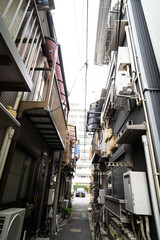 下町の路地裏、密集住宅の道路、京商住宅街、古い家、昭和建築物、密集したアパート