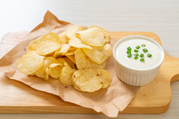 potato chips with sour cream