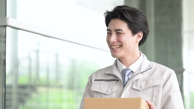 物流や運輸イメージ　工場、倉庫や配送センターで荷物を届ける作業員のアップのスロー動画