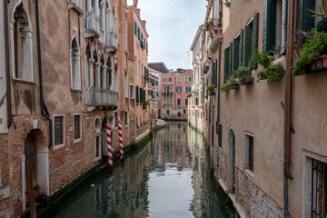 Kanal mit alten Häusern mit grünen Fensterläden in Venedig