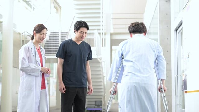 大学病院などの大きな病棟で働いている看護師(理学療法士)とドクターと患者の医療イメージの動画