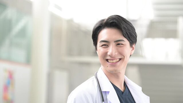 ドクターの採用や転職で使いやすい笑顔のハンサムな男性のアップのスロー動画