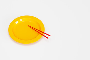 箸と黄色い皿の3Dイラスト