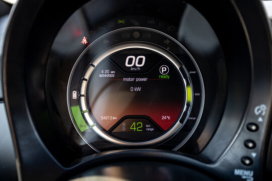 close up of a speedometer Fiat 500 Electric 