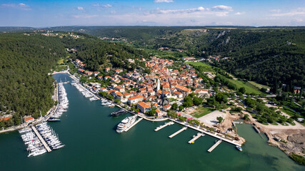 Miasto Skradin w Chorwacji widok z góry - obrazy, fototapety, plakaty