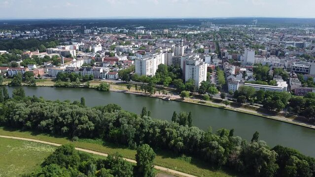 Zooming in to one part of Offenbach's urban area from the other side of the Main river.
